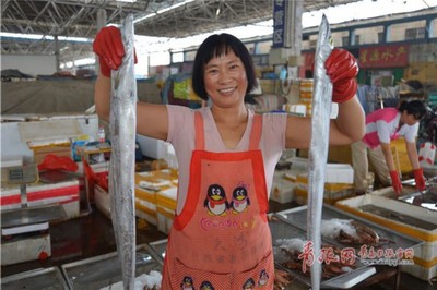 青岛节日海鲜市场销售火热 螃蟹大虾应有尽有